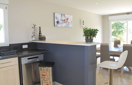 Surville House | Wonderful private villa for 6 guests with WIFI, TV, patio and pets allowed