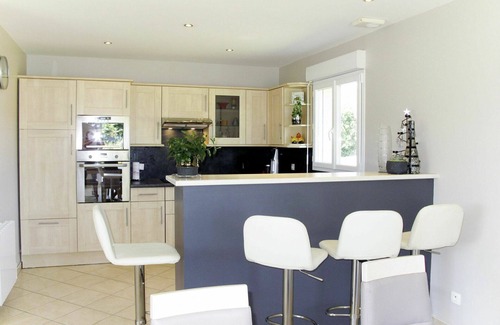 Surville House | Wonderful private villa for 6 guests with WIFI, TV, patio and pets allowed