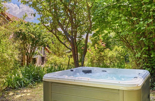 Glatigny House | Wonderful private villa for 4 people with hot tub, TV, terrace and pets allowed