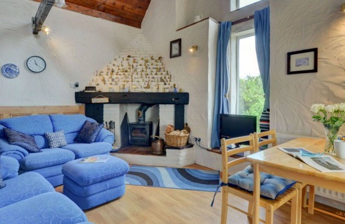 Brynsiencyn House | Wonderful private villa for 5 people with WIFI, TV, patio, pets allowed, panoramic view and park...