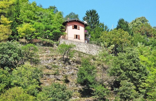 Porlezza House | Wonderful private villa for 4 guests with WIFI, TV, patio and pets allowed