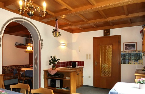 Pfunds House | Wonderful private villa for 15 guests with WIFI, TV, patio and parking