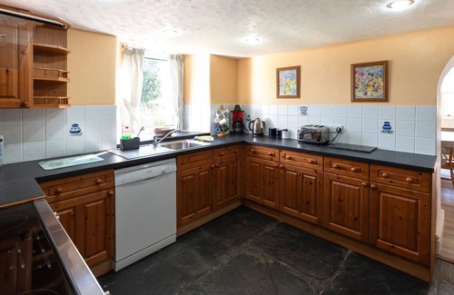 Fivelanes House | Wonderful private villa for 9 guests with WIFI, hot tub, TV, patio and pets allowed