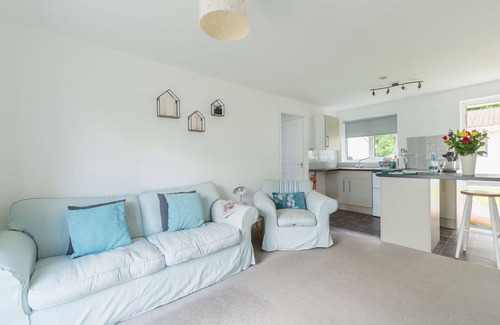 Liskeard House | Wonderful private villa for 8 guests with WIFI, TV and patio