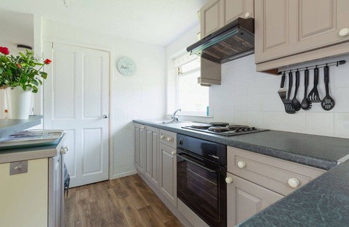 Liskeard House | Wonderful private villa for 8 guests with WIFI, TV and patio