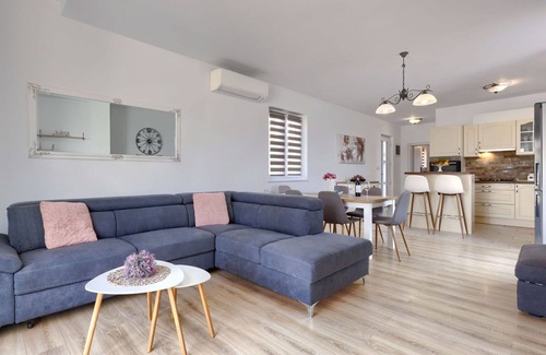 Krnica House | Wonderful private villa for 5 people with private pool, A/C, WIFI, TV and terrace