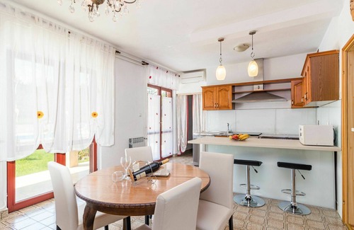 Rakotule House | Wonderful private villa for 10 people with A/C, private pool, WIFI, TV, terrace and pets allowed