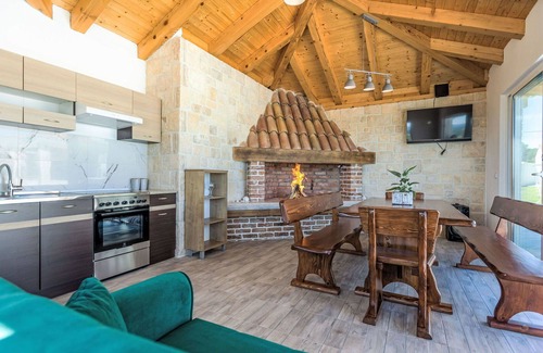 Gornji Zemunik House | Wonderful private villa for 8 people with private pool, A/C, hot tub, WIFI, TV and terrace