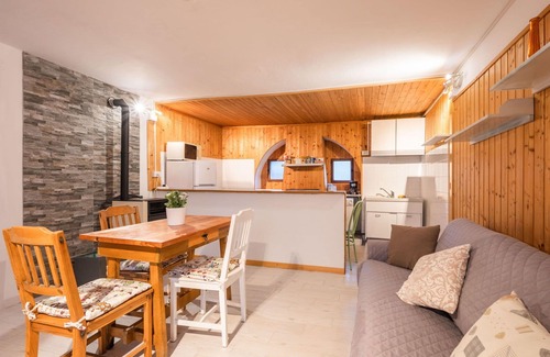 Armeno House | Wonderful private villa for 4 guests with WIFI, TV, patio and pets allowed