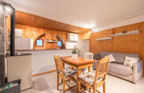 Armeno House | Wonderful private villa for 4 guests with WIFI, TV, patio and pets allowed