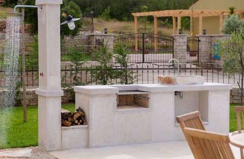 Vardica House | Wonderful private villa with A/C, private pool, WIFI, hot tub, TV, patio, pets allowed and parking