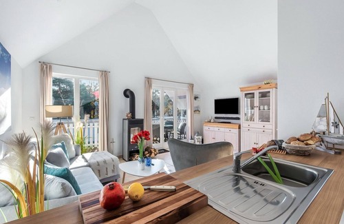 Glowe House | Wonderful vacation apartment with infrared sauna, wood-burning stove and sunny balcony -