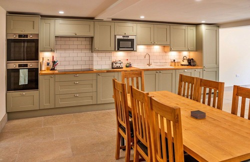 Little Rissington House | Wonderful villa for 8 people with hot tub, WIFI, pets allowed and parking
