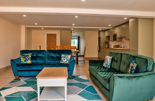 Little Rissington House | Wonderful villa for 8 people with hot tub, WIFI, pets allowed and parking