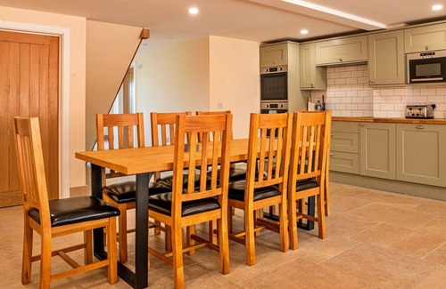 Little Rissington House | Wonderful villa for 8 people with hot tub, WIFI, pets allowed and parking
