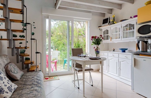 Surville House | Wonderful villa for 2 guests with TV and terrace