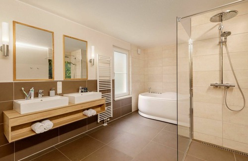 Medebach House | Wonderful villa for 4 people with WIFI, pool, hot tub, TV, terrace and parking