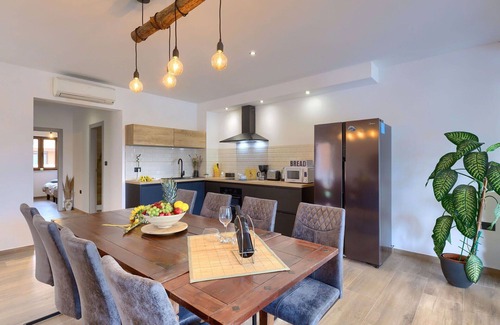 Mali Vareski House | Wonderful villa for 8 people with WIFI, A/C, private pool, TV, terrace and parking