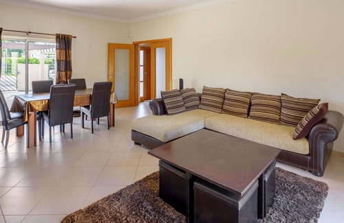 Olhao House | Wonderful villa for 8 guests with WIFI, pool, A/C, TV, terrace, pets allowed and parking