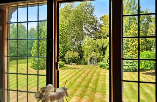 Tring House | Wonderful villa for 16 people with WIFI, hot tub, pets allowed and parking