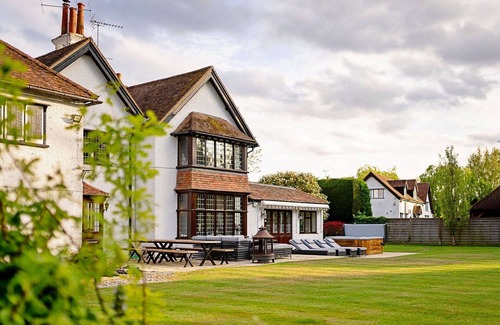 Tring House | Wonderful villa for 16 people with WIFI, hot tub, pets allowed and parking