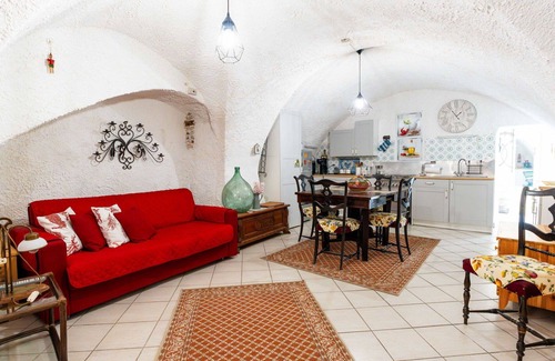 Castellaro House | Wonderful villa for 6 guests with WIFI, TV, terrace and parking