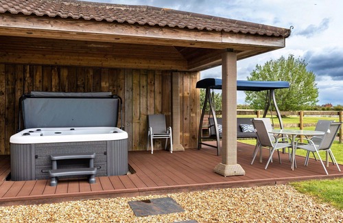 Lympsham House | Wonderful villa for 12 people with WIFI, hot tub, terrace, pets allowed and parking