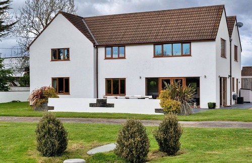 Lympsham House | Wonderful villa for 12 people with WIFI, hot tub, terrace, pets allowed and parking