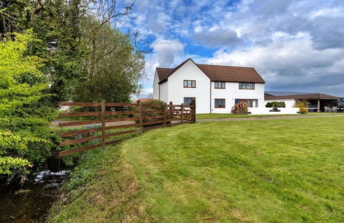 Lympsham House | Wonderful villa for 12 people with WIFI, hot tub, terrace, pets allowed and parking