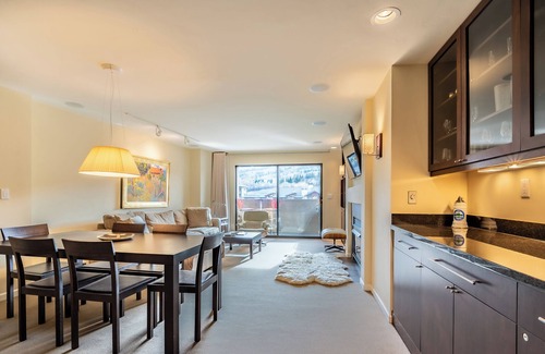 Avon Condo | Wonderfully Appointed 3BR Condo - Seasons at Avon - Walk to Riverfront Gondola!