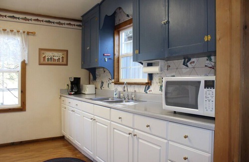 Chiloquin Cottage | Wonderfully Unique Riverfront Cottage very close to Crater Lake National Park