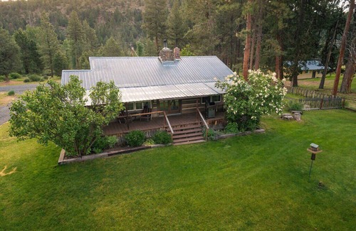 Chiloquin Cottage | Wonderfully Unique Riverfront Cottage very close to Crater Lake National Park