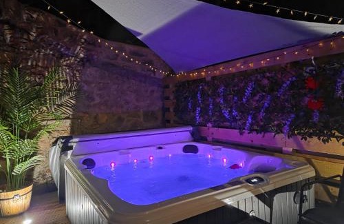 Tweedmouth House | Wonderland Berwick 5-bedrooms Pet-friendly cottage with the Hot tub