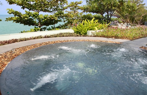 North Pattaya Condo | Wong Amat Beachfront Condo & Garden View