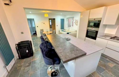 Bilston House | Woodcote House, 4 large bedrooms, close to WV1, JLR, M54