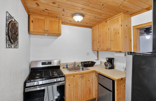 Cobb Hotel | Wooded Studio Near Clear Lake cabin