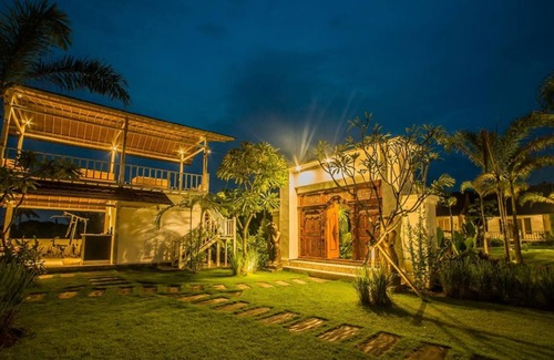 Mushroom Bay Cottage | Wooden Hut in Lembongan, Huge Lawn Area, Swimming Pool Available