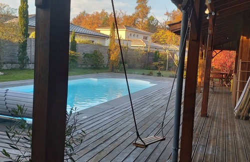 Leognan House | Wooden villa with swimming pool