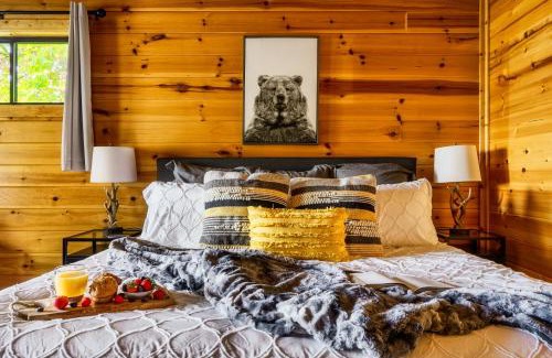 Chalet Village Ski Chalet | Woodhaven - Private - 3 Suites - Gorgeous Views - 3 Pools - GameRm - HotTub - Lots of Bears