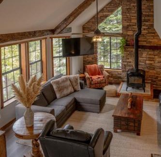 Dogwood Mountain House | Woodland Retreat - Horse-friendly Ac