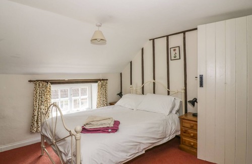 Hoxne Cottage | WOODLANDS, pet friendly, character holiday cottage in Hoxne