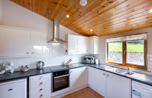Cupar Ski Chalet | Woodpecker Lodge with Hot Tub