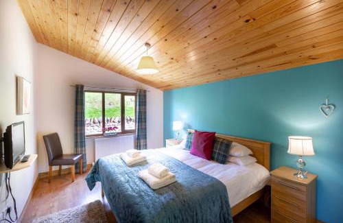 Cupar Ski Chalet | Woodpecker Lodge with Hot Tub