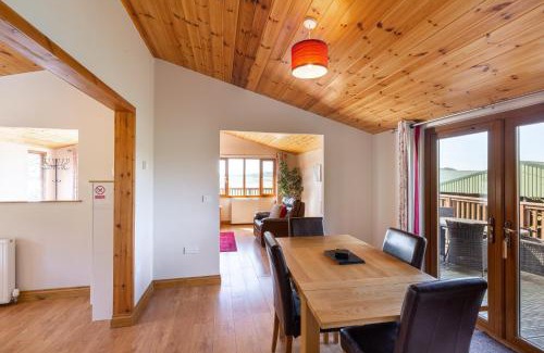 Cupar Ski Chalet | Woodpecker Lodge with Hot Tub