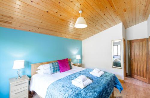 Cupar Ski Chalet | Woodpecker Lodge with Hot Tub