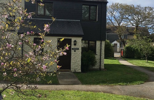 Falmouth House | Woodpeckers, a comfortable modern house, set in beautiful, tranquil gardens.