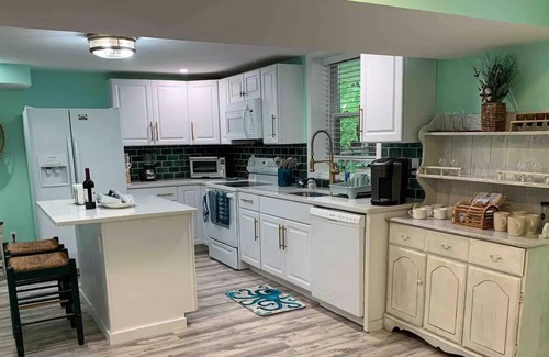 Falmouth House | Woods Hole Bungalow Apartment