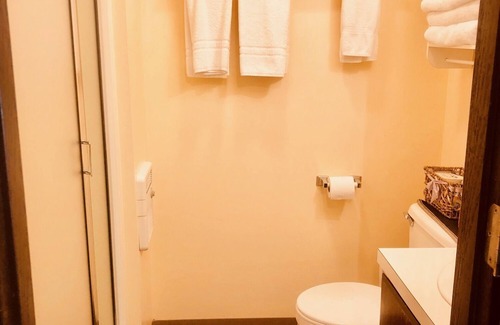 Homer Apartment | Woodside Suite #4- Modest suite in downtown Homer, walking distance to all attractions