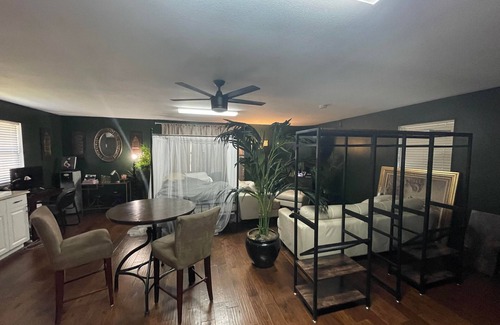 Tallahassee Apartment | Woodsy Loft near I-10
