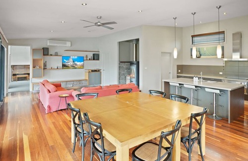 Merrijig House | Woollybutt - sitting high on Alpine Ridge featuring spectacular alpine views